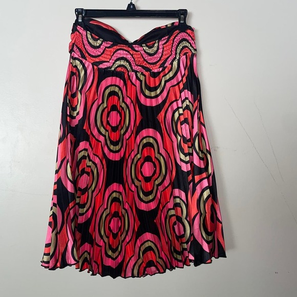 Patterned babydoll dress features - Picture 2 of 2